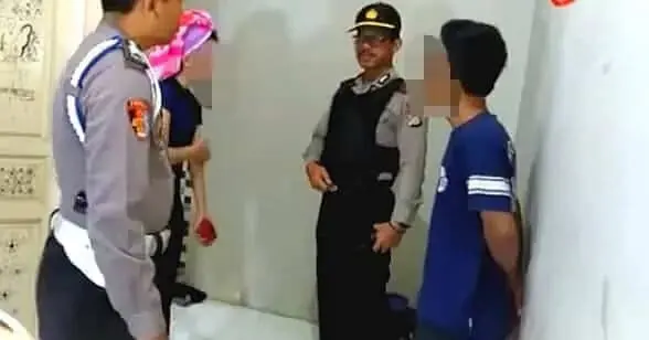 Diduga Berbuat Mesum, Pasanagan Muda-Mudi Diamankan Polisi Diduga Berbuat Mesum, Pasanagan Muda-Mudi Diamankan Polisi