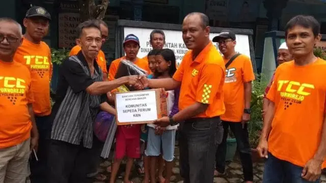 Komunitas Sepeda TCC Perumahan KBN Beri Bantuan Korban Bencana Banjir Komunitas Sepeda TCC Perumahan KBN Beri Bantuan Korban Bencana Banjir