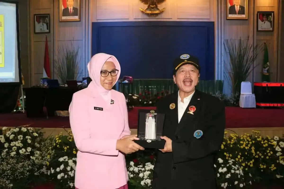 Dir Binmas dan Pengurus YKB daerah Banten, Adakan Penyuluhan Cegah Bahaya Narkoba. Dir Binmas dan Pengurus YKB daerah Banten, Adakan Penyuluhan Cegah Bahaya Narkoba.