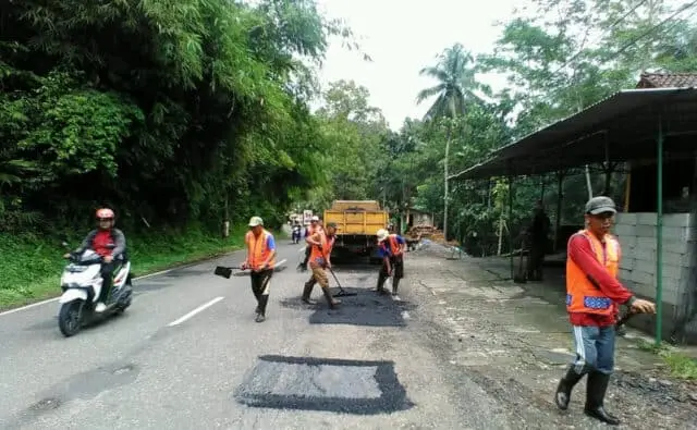 Jalan Nasional Purworejo Banyak Berlubang, Bina Marga Mulai Melakukan Penambalan Jalan Nasional Purworejo Banyak Berlubang, Bina Marga Mulai Melakukan Penambalan