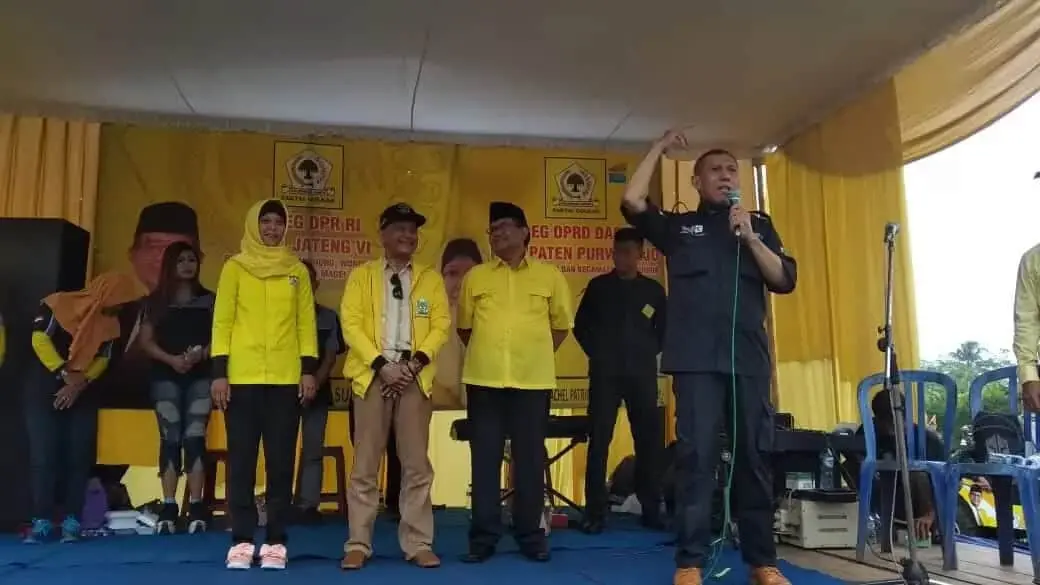 Kampanye Terakhir, Bambang Sutrisno Kunjungi Nelayan dan Perkenalan di Lapangan Sucen Kampanye Terakhir, Bambang Sutrisno Kunjungi Nelayan dan Perkenalan di Lapangan Sucen