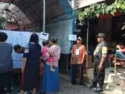 Kapolsub Sektor Palem Semi Pantau Pelaksanana Proses Pemungutan Suara di TPS 38 dan 39
