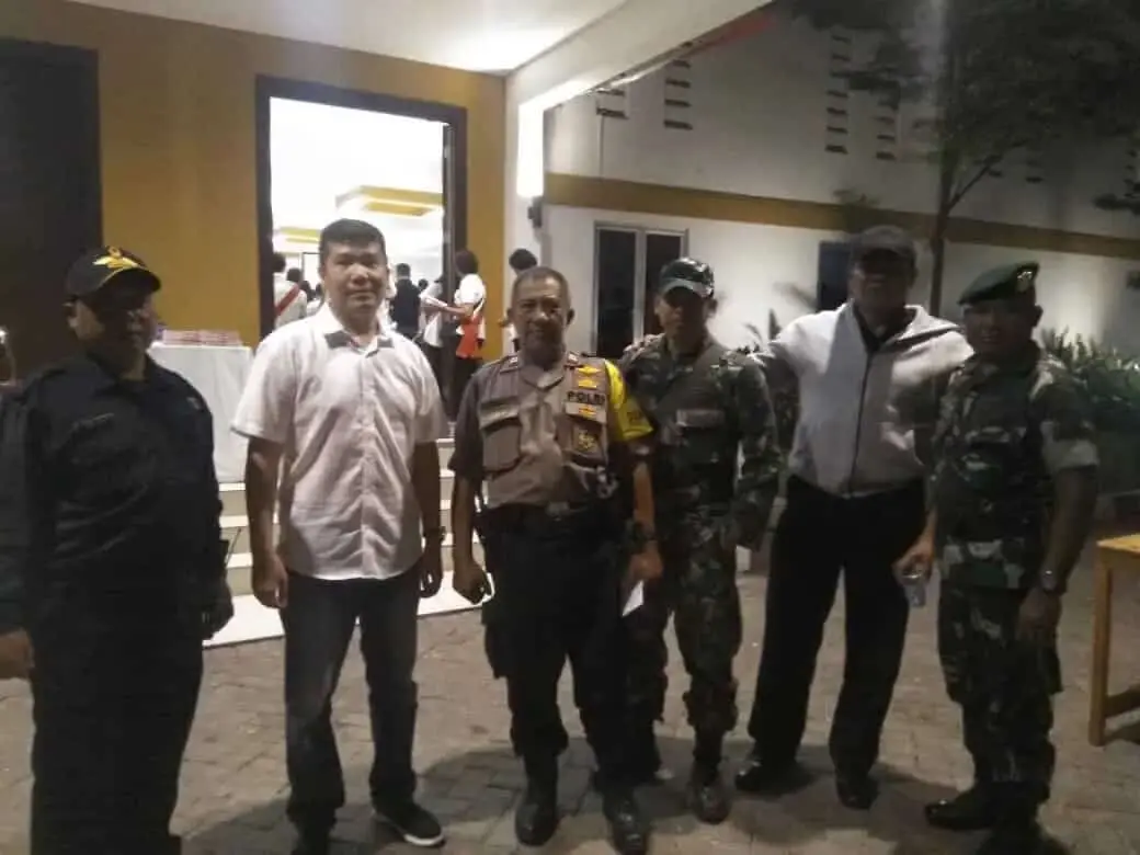 Kapolsubsektor Palem Semi Bersama Babinsa Amankan Paskah di Gereja Santo Agustinus Kapolsubsektor Palem Semi Bersama Babinsa Amankan Paskah di Gereja Santo Agustinus