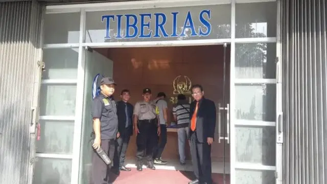 Beri Rasa Aman, Kapolsubsektor Palem Semi Amankan Misa Paskah Gereja Tiberias Beri Rasa Aman, Kapolsubsektor Palem Semi Amankan Misa Paskah Gereja Tiberias