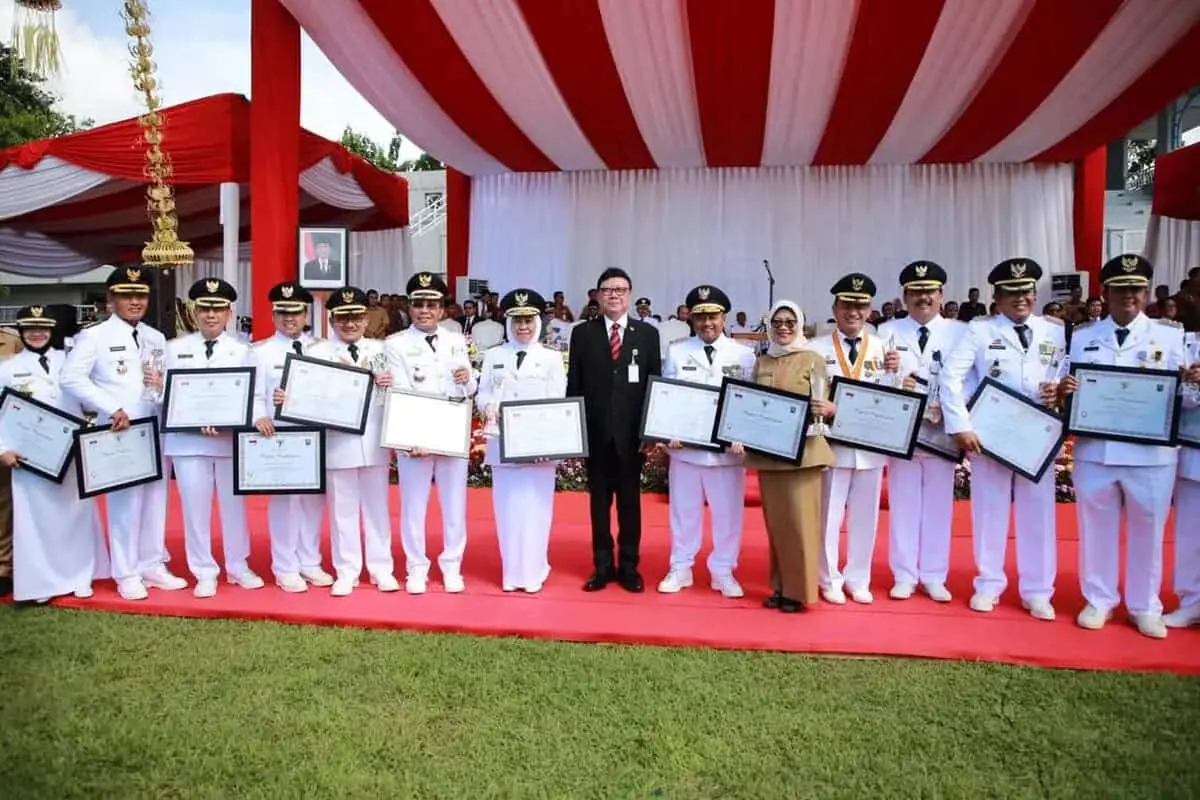 Mendagri Pimpin Upacara Peringatan Hari Otonomi Daerah ke XXIII di Kabupaten Banyuwangi Mendagri Pimpin Upacara Peringatan Hari Otonomi Daerah ke XXIII di Kabupaten Banyuwangi