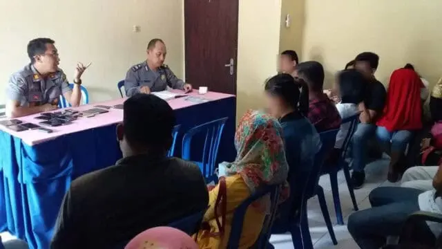 Terjaring Operasi Pekat, 10 Pasangan Selingkuh Dibawa Ke Polsek Borobudur Terjaring Operasi Pekat, 10 Pasangan Selingkuh Dibawa Ke Polsek Borobudur