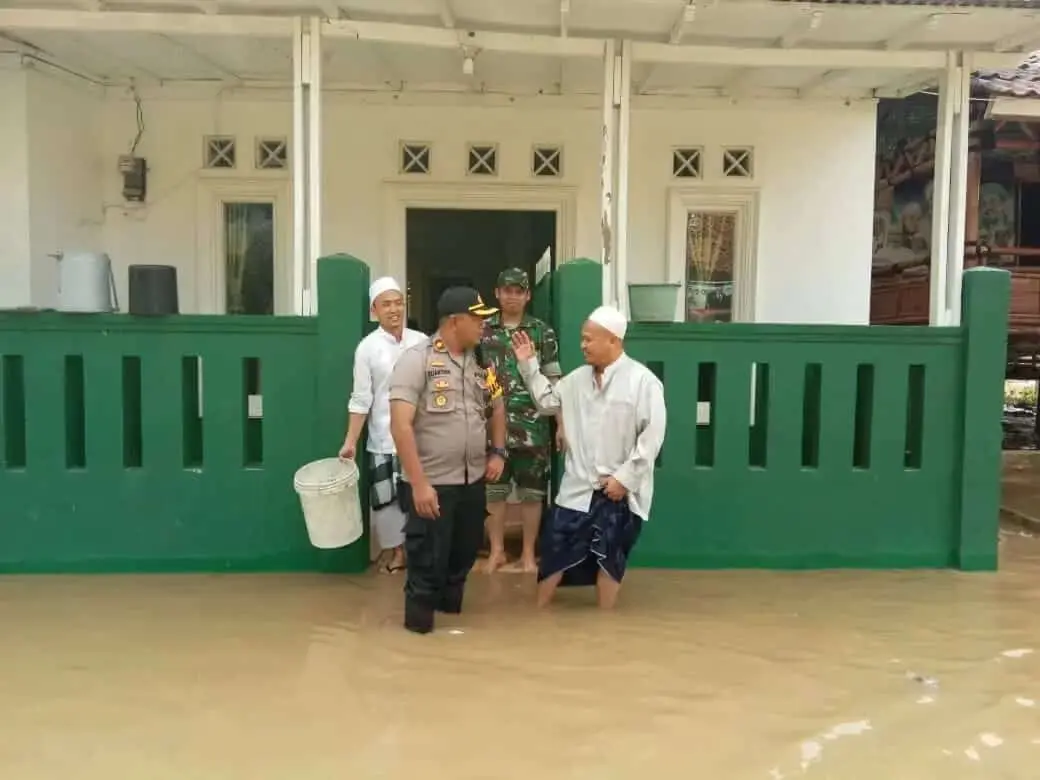 Akibat Luapan Sungai Cisadane, Kapolsek Jatiuwung Kunjungi Warga Terkena Musibah Banjir