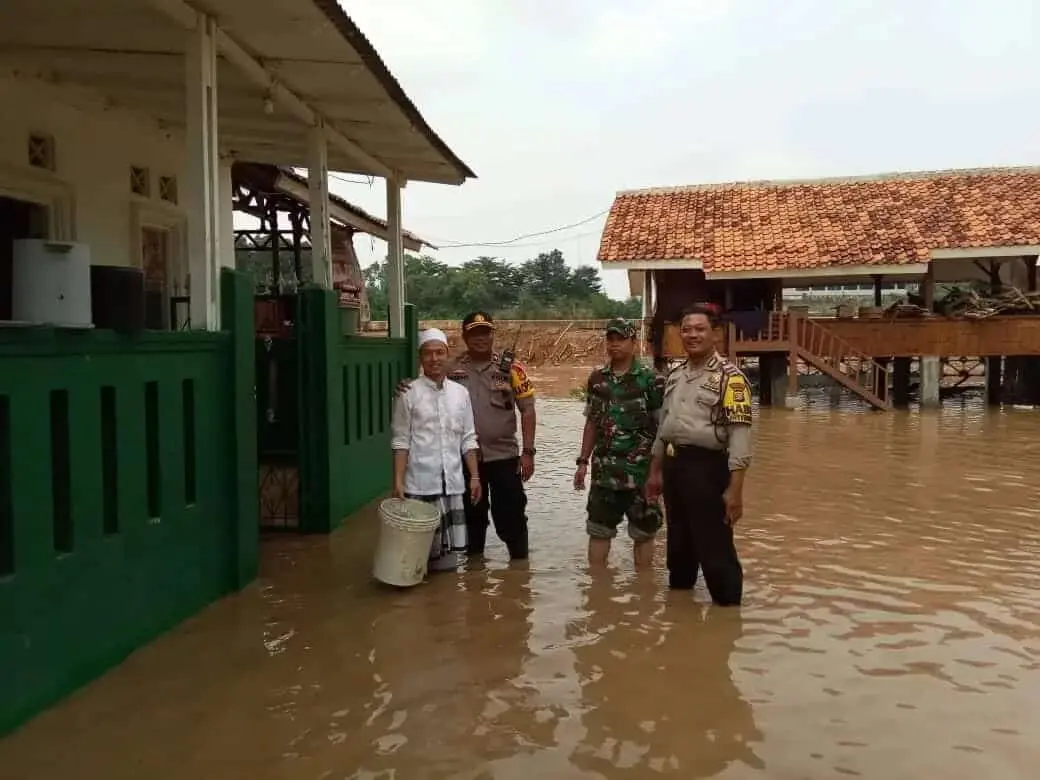 Akibat Luapan Sungai Cisadane, Kapolsek Jatiuwung Kunjungi Warga Terkena Musibah Banjir