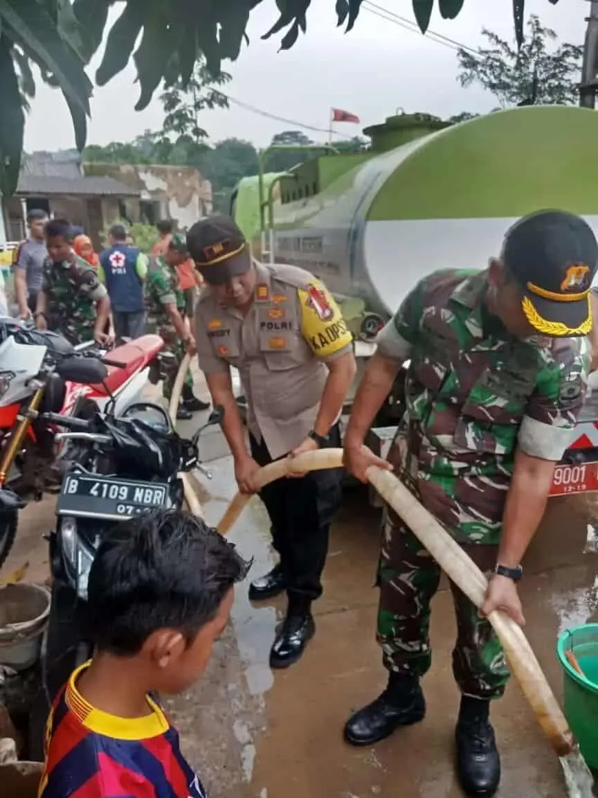 Kapolsek Cisauk Bersama Danramil Serpong Berikan Bantuan Air Bersih Kapolsek Cisauk Bersama Danramil Serpong Berikan Bantuan Air Bersih