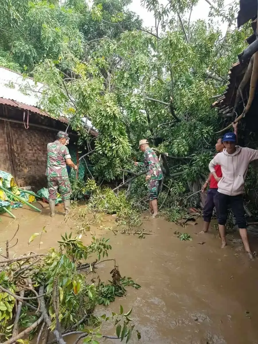 Akibat Luapan sungai Cisadane, Dandim 0506/Tgr Perintahkan Jajarannya Bantu Korban banjir