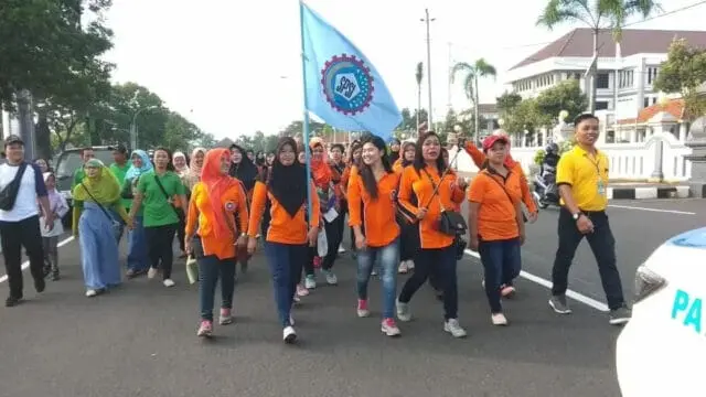 Ratusan Buruh Turun ke Jalan Peringati May Day Ratusan Buruh Turun ke Jalan Peringati May Day