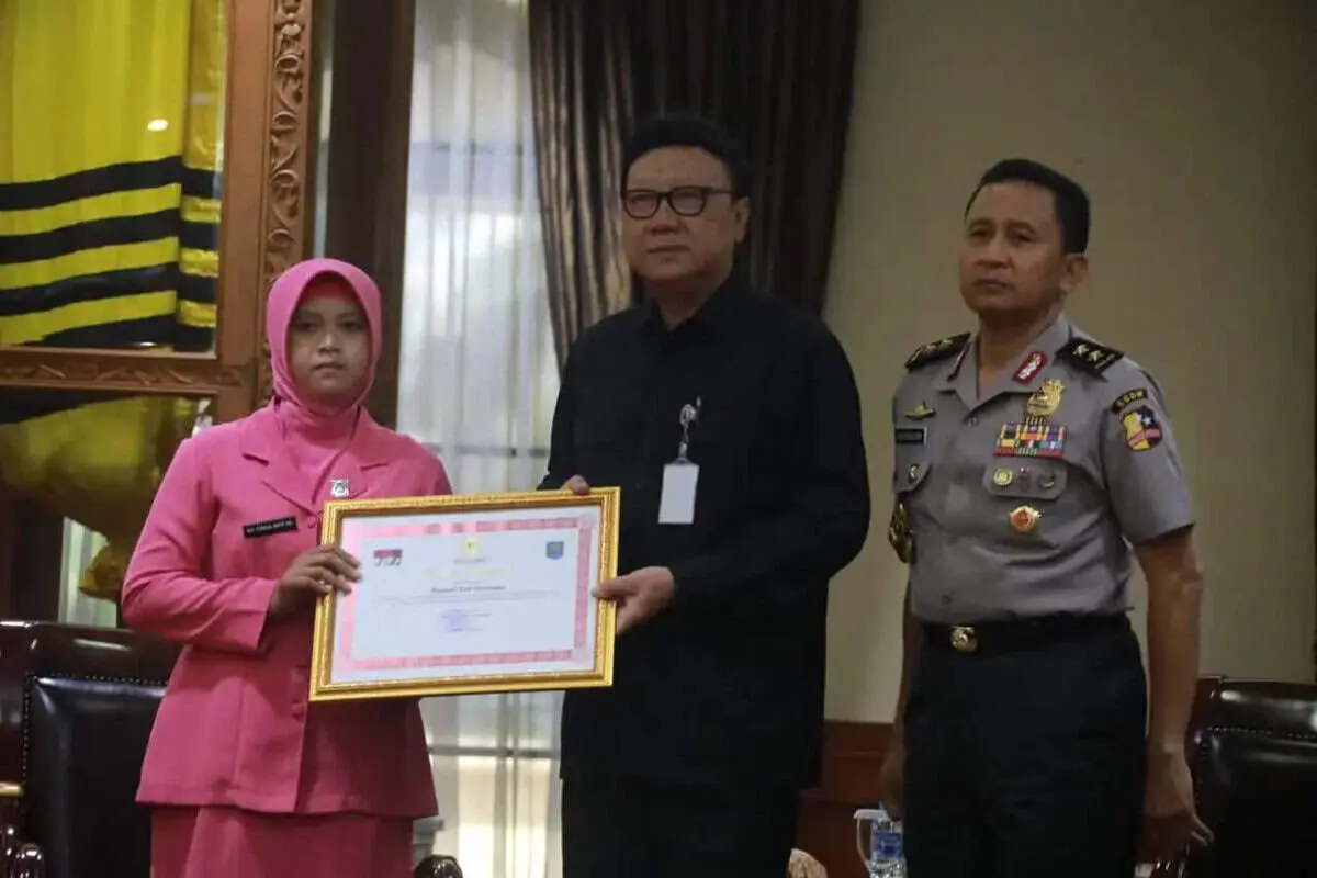 Mendagri Beri Pengahargaan bagi Anggota Polri yang Gugur dalam Pelaksanaan Pemilu