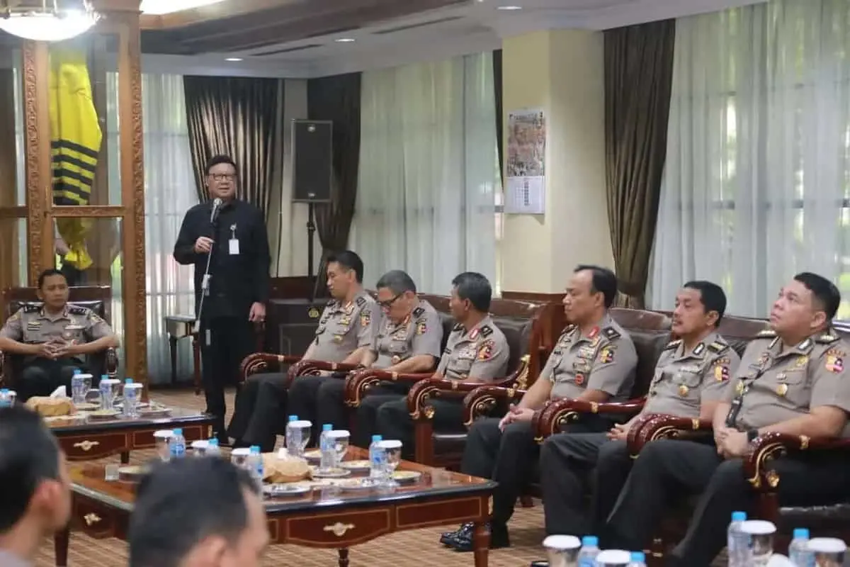Mendagri Beri Pengahargaan bagi Anggota Polri yang Gugur dalam Pelaksanaan Pemilu Mendagri Beri Pengahargaan bagi Anggota Polri yang Gugur dalam Pelaksanaan Pemilu