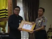Mendagri Beri Pengahargaan bagi Anggota Polri yang Gugur dalam Pelaksanaan Pemilu