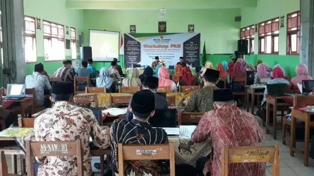 74 Guru MA An-Nawawi Berjan Ikuti Workshop Pengembangan Keprofesian Berkelanjutan 74 Guru MA An-Nawawi Berjan Ikuti Workshop Pengembangan Keprofesian Berkelanjutan