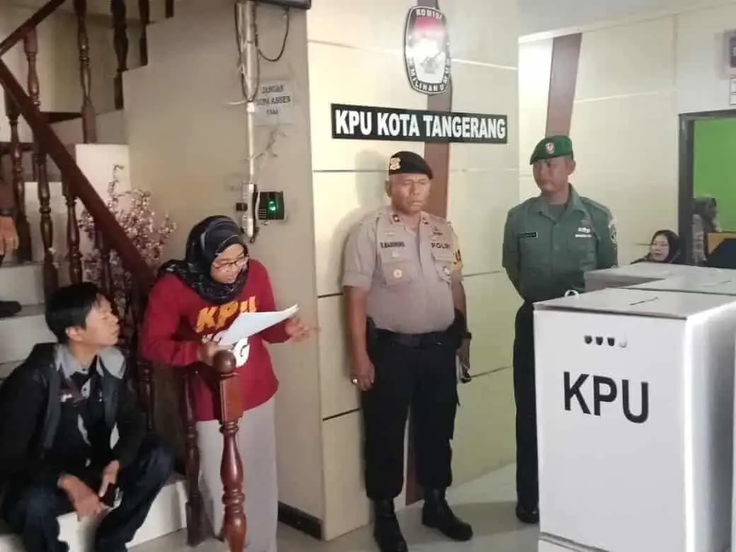 Aparat Gabungan, Kawal Ketat Pengiriman Hasil Pleno PPK Neglasari ke KPU Kota Tangerang