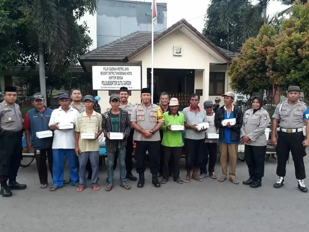 Ramadhan Berbagi, Kapolsek Benda Berikan Takjil dan Nasi kotak 
