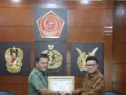 Mendagri Beri Penghargaan bagi Anggota TNI yang Gugur dalam Pelaksanaan Pemilu 2019
