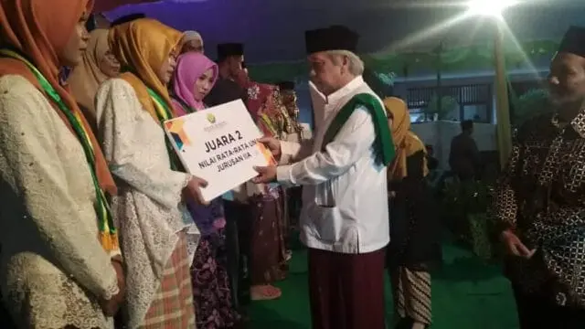 Siswa MA An Nawawi Berjan Purworejo, 100 Persen Lulus Siswa MA An Nawawi Berjan Purworejo, 100 Persen Lulus