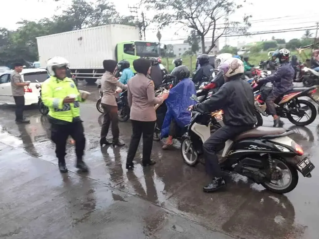 Kapolsub Sektor Palem Semi bersama Anggota Polsek Jatiuwung bagi Takjil ke Pengguna Jalan