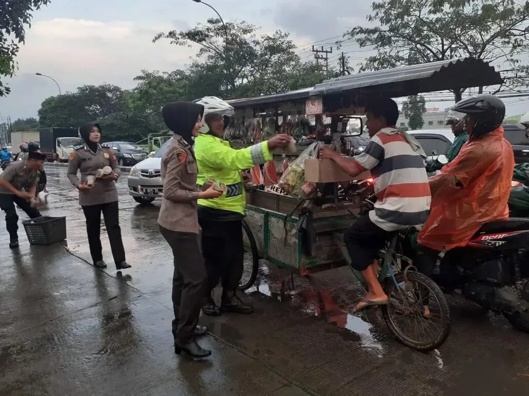 Kapolsub Sektor Palem Semi bersama Anggota Polsek Jatiuwung bagi Takjil ke Pengguna Jalan