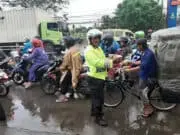 Kapolsub Sektor Palem Semi bersama Anggota Polsek Jatiuwung bagi Takjil ke Pengguna Jalan