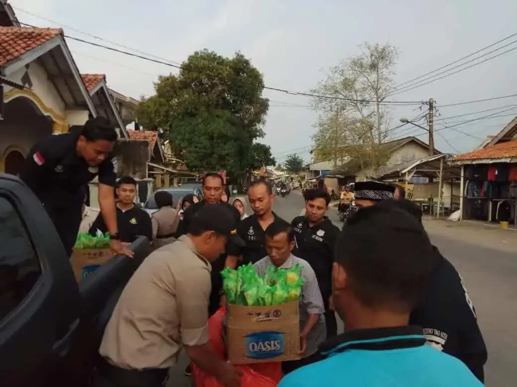 Gelar Baksos, Polisi Bagi -bagi Takjil,Santunan Anak Yatim Hingga Sembako Gratis Gelar Baksos, Polisi Bagi -bagi Takjil,Santunan Anak Yatim Hingga Sembako Gratis