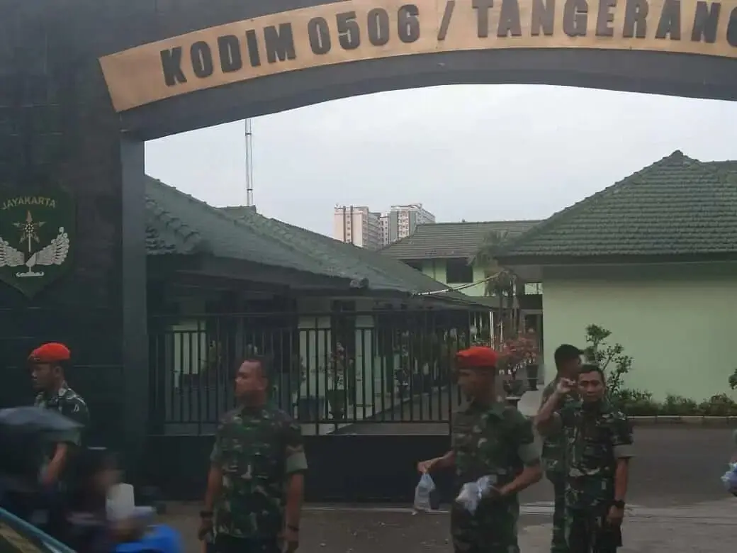 Jelang Buka Puasa, Kodim 0506/Tgr Bagi-Bagi Takjil