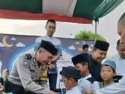 Anggota Polsek Neglasari Beri Pengamanan Bakso dan Santunan Anak Yatim