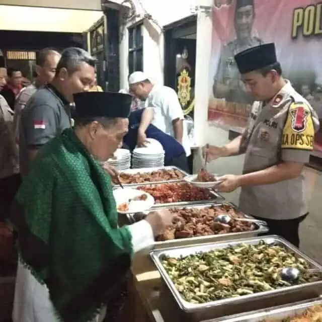 Kapolsek Batuceper Bukber Bersama Anggotanya Kapolsek Batuceper Bukber Bersama Anggotanya