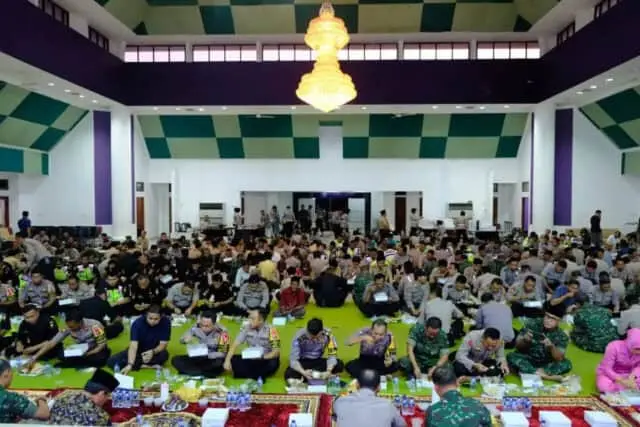 TNI-Polri Tangerang Buka Puasa Bareng Wartawan TNI-Polri Tangerang Buka Puasa Bareng Wartawan