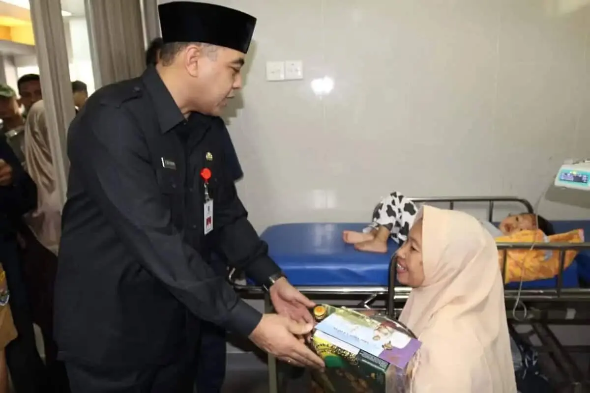 Sidak Pelayanan Di RSUD Balaraja, Bupati Berbagi Parsel Kepada Pasien