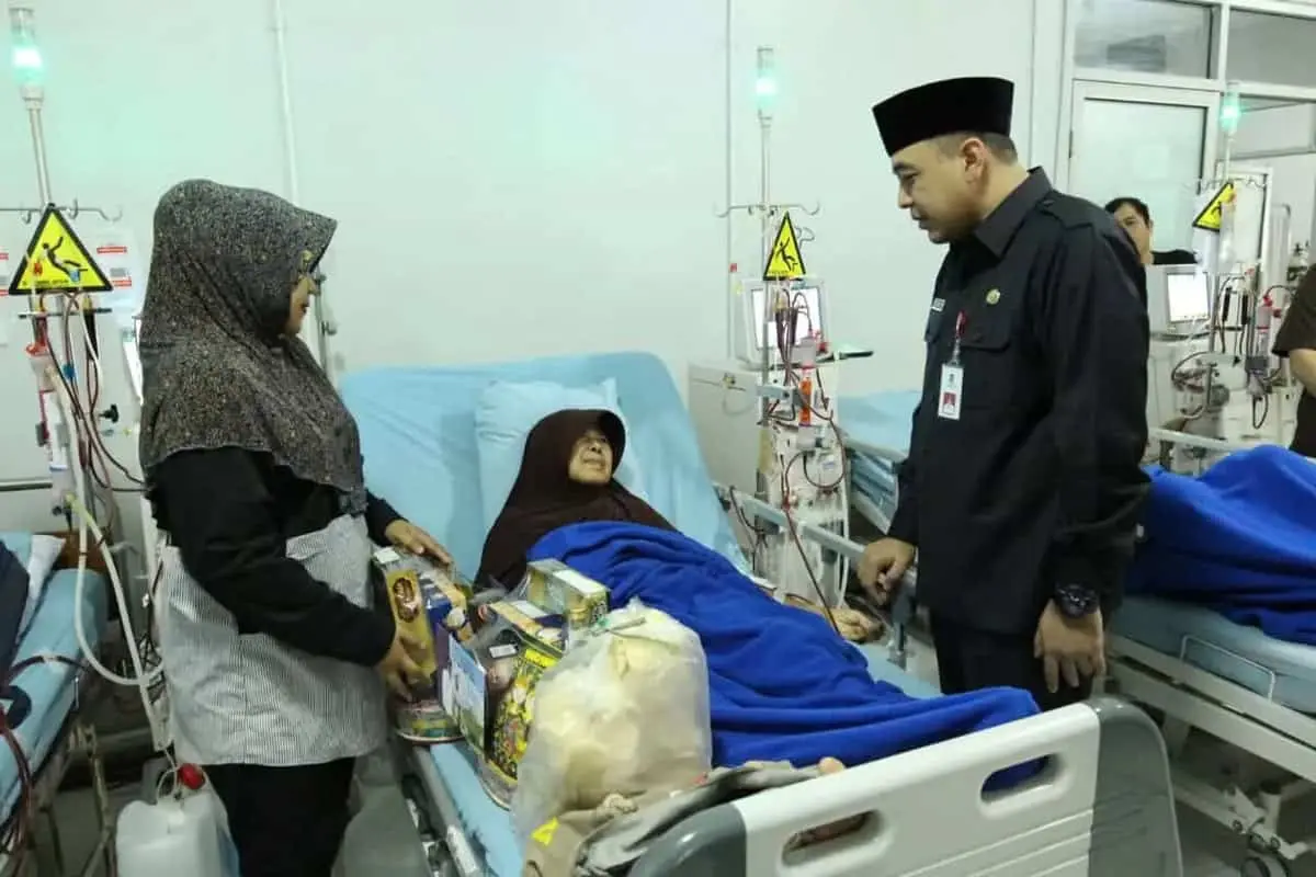 Sidak Pelayanan Di RSUD Balaraja, Bupati Berbagi Parsel Kepada Pasien