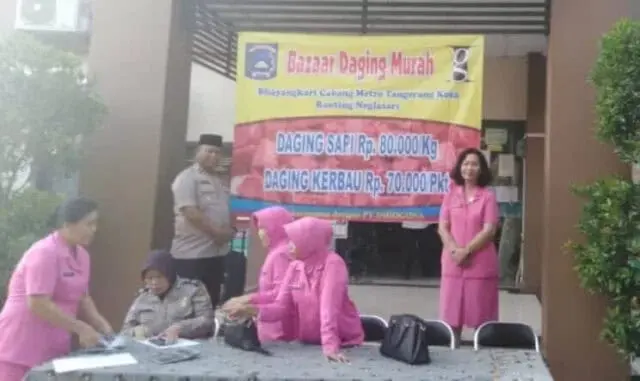 Kapolsek & Ketua Bhayangkari Ranting Neglasari Gelar Bazaar Daging Murah Kapolsek & Ketua Bhayangkari Ranting Neglasari Gelar Bazaar Daging Murah