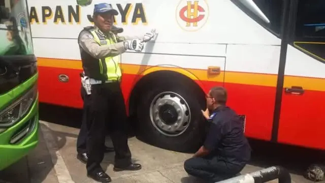 Jelang Idul Fitri, Kanit Laka Satlantas Polrestro Tangerang Kota Lakukan 'Ram Check' Kendaraan Angkutan Umum Jelang Idul Fitri, Kanit Laka Satlantas Polrestro Tangerang Kota Lakukan 'Ram Check' Kendaraan Angkutan Umum