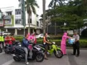 Jelang Buka Puasa, Kapolsubsektor Palem Semi Bersama Ibu Bhayangkari Bagi – Bagi Takjil Gratis Jelang Buka Puasa, Kapolsubsektor Palem Semi Bersama Ibu Bhayangkari Bagi - Bagi Takjil Gratis