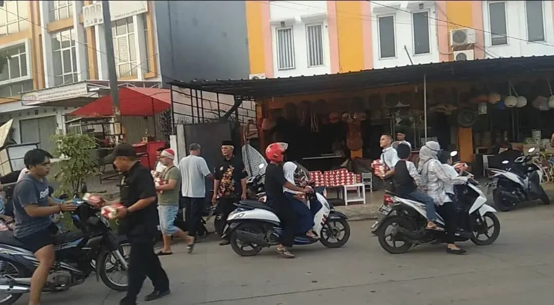 Dihadiri Kapolsub Sektor Palem Semi, Deni Darmawan Bagi - Bagi Takjil dan Buka Puasa Bersama