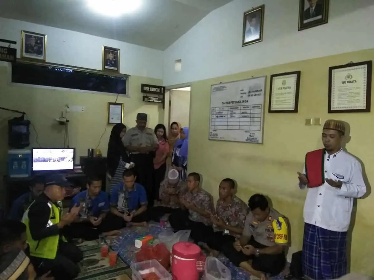 Jelang Buka Puasa, Kapolsubsektor Palem Semi Bersama Ibu Bhayangkari Bagi - Bagi Takjil Gratis