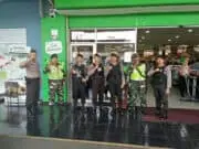 Jamin Keamanan Masyarakat, TNI-Polri Amankan Pusat Perbelanjaan Jamin Keamanan Masyarakat, TNI-Polri Amankan Pusat Perbelanjaan