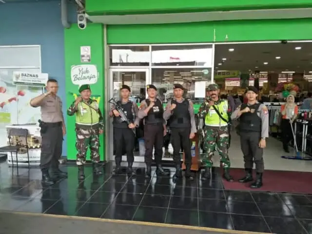 Jamin Keamanan Masyarakat, TNI-Polri Amankan Pusat Perbelanjaan Jamin Keamanan Masyarakat, TNI-Polri Amankan Pusat Perbelanjaan