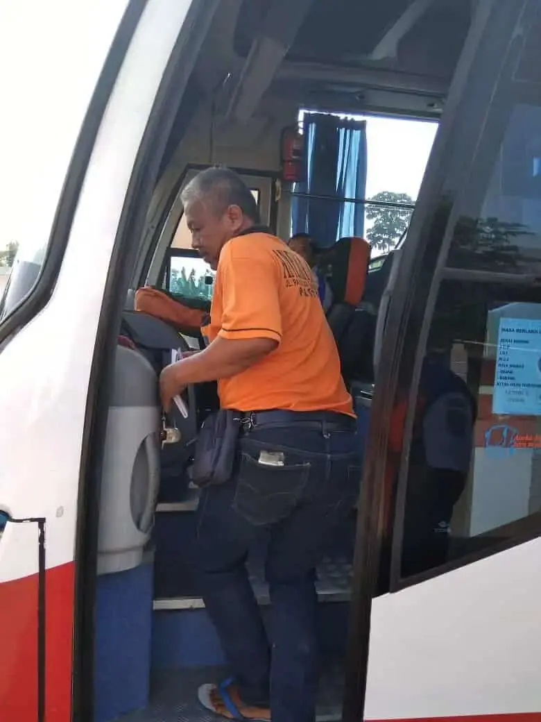 Minimalisir Kecelakaan, Kanit Lantas Polsek Pamulang Cek Kelayakan Bus Di Terminal Pondok Cabe