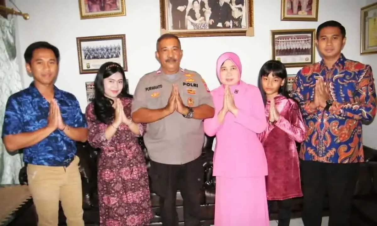 Aiptu Purwanto Beserta Istri Mengucapkan Selamat Hari Raya Idul Fitri 1 Syawal 1440 Hijriah