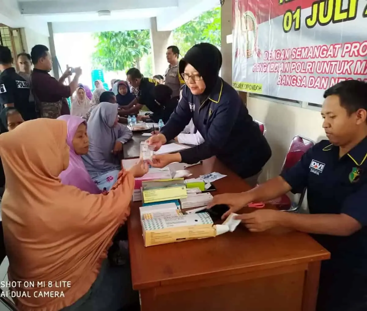 HUT Bhayangkara Ke - 73 Polsek Cipondoh adakan kegiatan bakti sosial