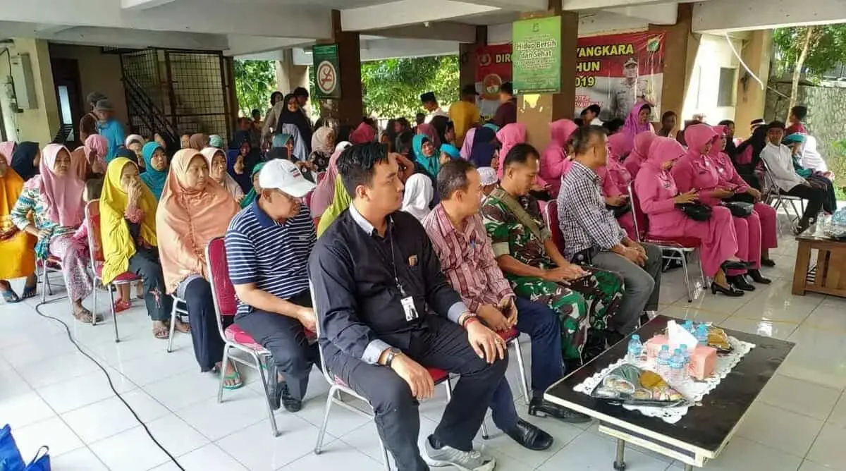 HUT Bhayangkara Ke - 73 Polsek Cipondoh adakan kegiatan bakti sosial