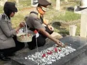 Dalam Rangka Hut Bhayangkara Ke73, Wakapolda Metro Jaya Pimpin Upacara Tabur Bunga