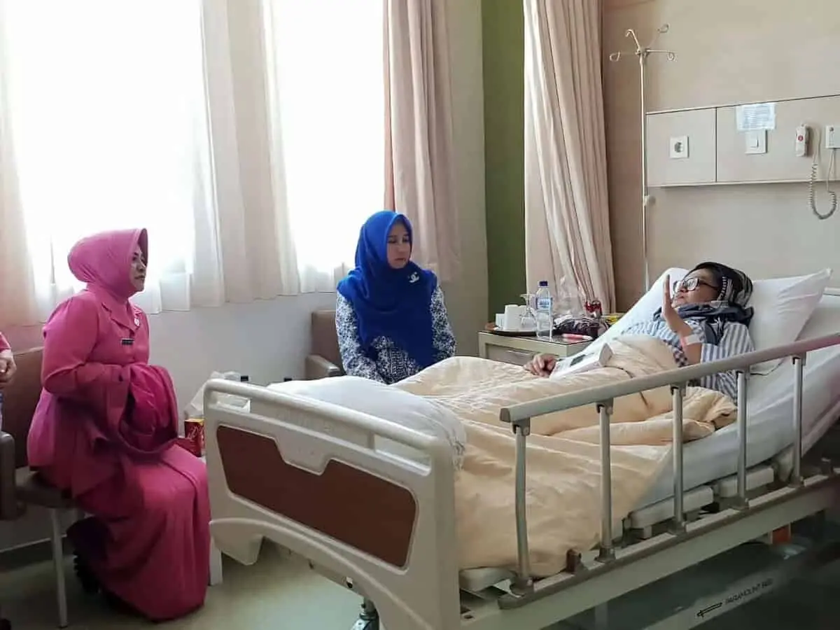 Ketua Bhayangkari Polda Banten Berikan Motivasi Anggotanya yang Sedang Sakit
