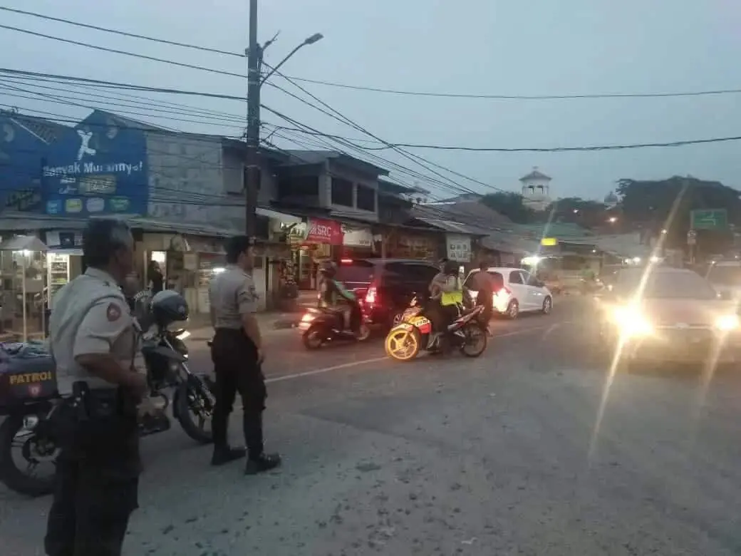Personil Polsek Jatiuwung Bersama Kapolsubsektor Palem Semi Kawal Kepulangan Suporter Bola