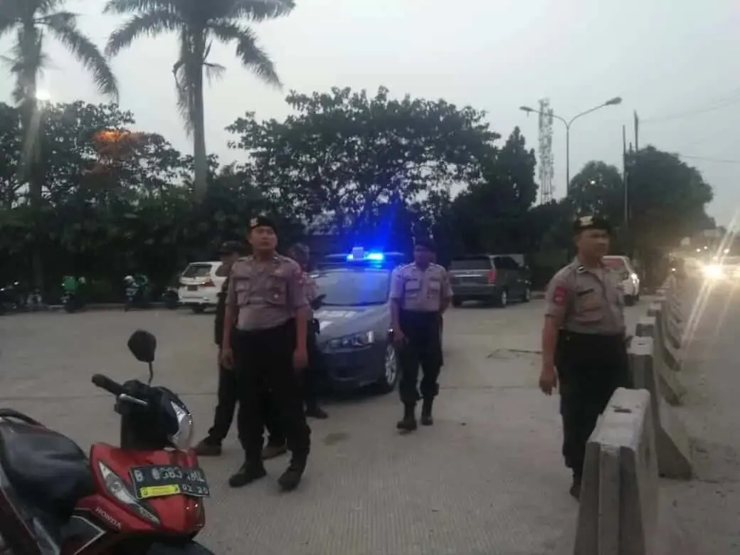 Personil Polsek Jatiuwung Bersama Kapolsubsektor Palem Semi Kawal Kepulangan Suporter Bola