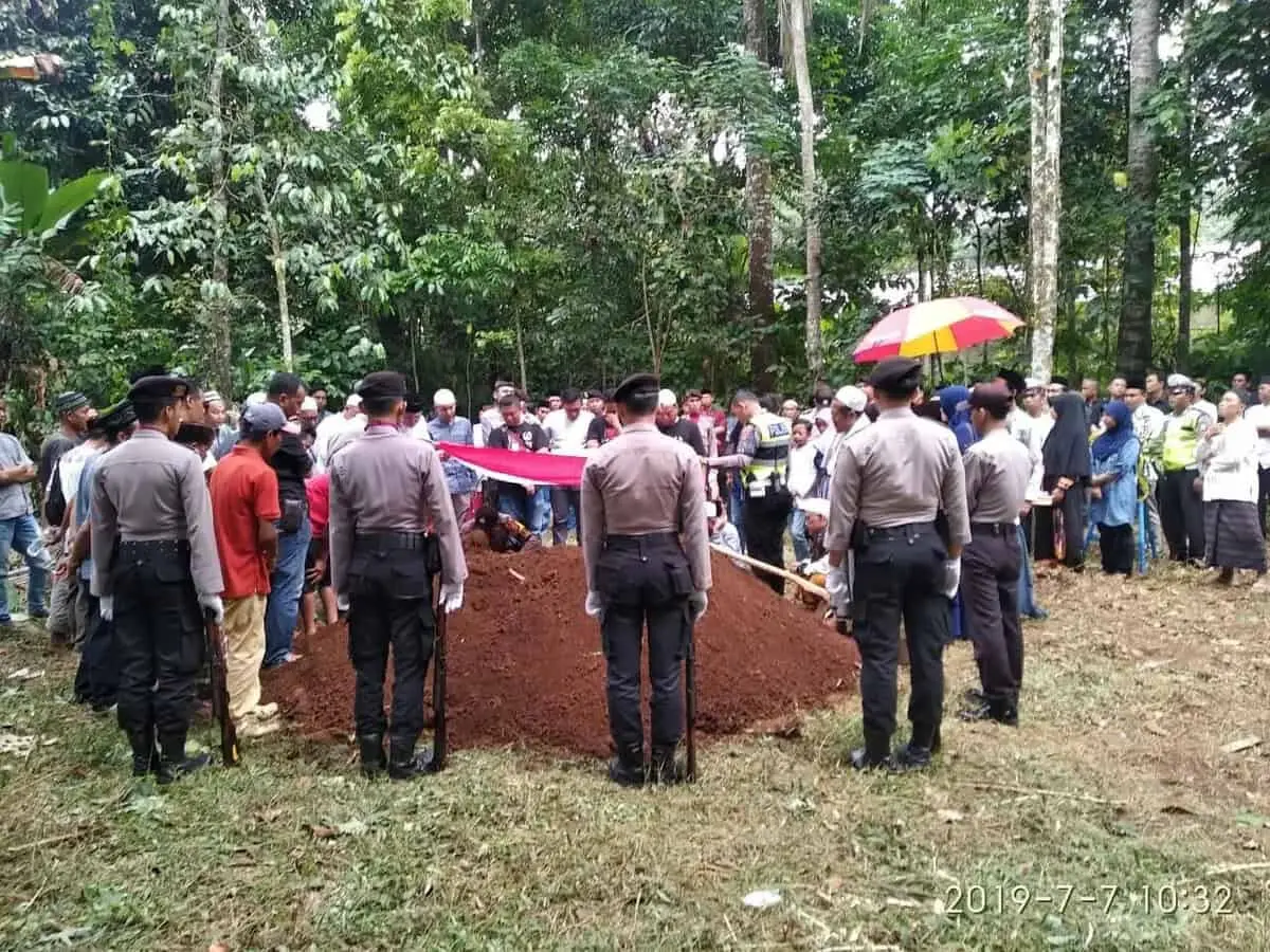 Kapolres Pandeglang Pimpin Upacara Pemakaman Aiptu Deden Sudrajat