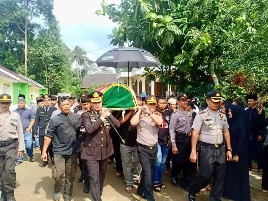 Kapolres Pandeglang Pimpin Upacara Pemakaman Aiptu Deden Sudrajat